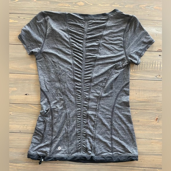 Lululemon workout shirt. Great condition.size 6. - Picture 2 of 3